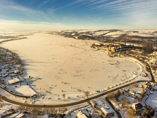 Der komplett zugefrorene Süße See bei Seeburg mit dem historischen Schloss als Geheimtipp für Touristen in Mitteldeutschland