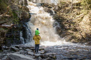 Obraz premium Карелия водопад ребенок путешествие туризм Россия природа семья