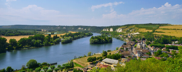 Panoramique la Seine parcoure les Andelys (27700), département de l' Eure en région Normandie, France