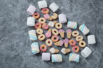 Mix of marshmallow and jellybeans on the marble background - obrazy, fototapety, plakaty