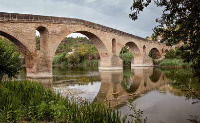 Fototapeta premium bridge over river Arga, Puente La Reina