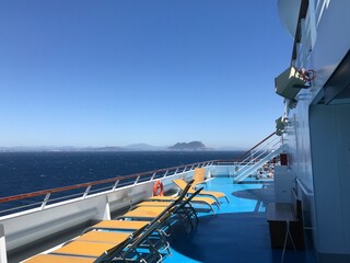 Fels von Gibraltar im Mittelmeer am Nachmittag von einem Kreuzfahrtschiff aus fahrend Richtung...