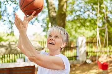 Senior Frau als vitaler Rentner beim Basketball
