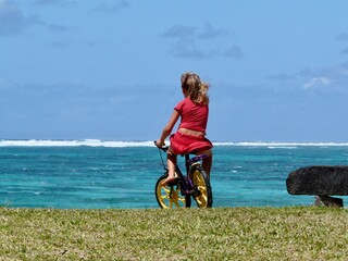 jeune fille et bicyclette