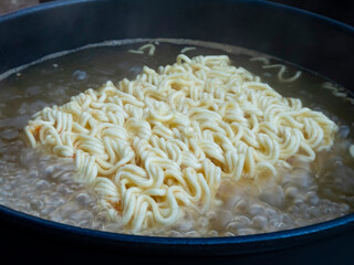 山やキャンプで調理するアウトドアごはん・山ごはん【インスタント麺】