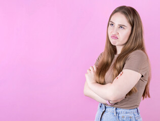 Image of nude brunette posing and looking to the side, isolated on pink background