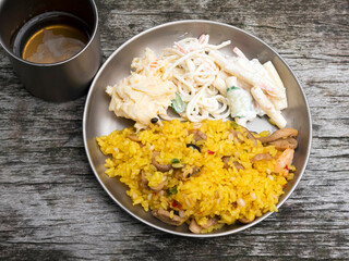 山やキャンプで食べるアウトドアごはん【カレーピラフとマカロニパスタサラダ】