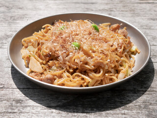 山やキャンプで調理するアウトドアごはん・山ごはん【やきそば】