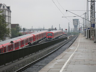 Fototapeta na wymiar Seitlich neben dem Bahnsteig verschwindet die S-Bahn im Untergrund