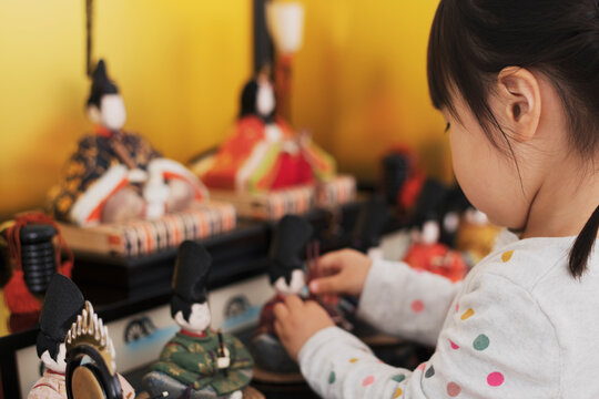 ひな祭りの準備を手伝う3歳の女の子（日本の伝統行事や風習）