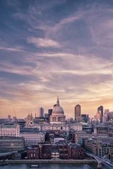 Deurstickers Stunning view of St Paul's Cathedral and London cityscape under the mesmerizing sunset sky © Angel Santana