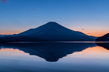 Fototapeta na wymiar 冬の富士山に沈む三日月