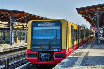 Die neue Baureihe 483/484 der Berliner S-Bahn im Fahrgastbetrieb am Bahnhof Baumschulenweg © Rolf Dräger