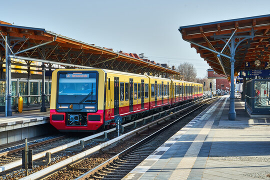 Die neue Baureihe 483/484 der Berliner S-Bahn im Fahrgastbetrieb im Bahnhof Baumschulenweg