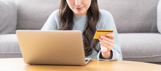 クレジットカードを使用する若いアジア人女性