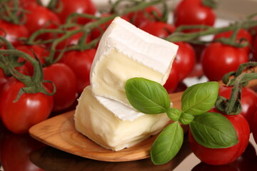 Camembert, Basilikum und Tomaten