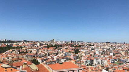 Fototapeta na wymiar Lissabon Portugal - über den Dächer - rundum Blick Panorama auf die Stadt Altstadt im Frühjahr bei Sonne
