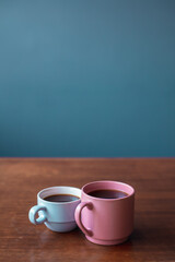 Dos tazas de café sobre mesa de madera