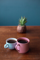 Dos tazas de café sobre mesa de madera