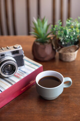 Taza de café y libros.