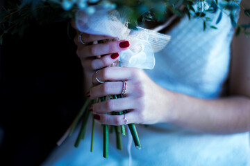 Las manos de la novia sujetan un ramo de flores
