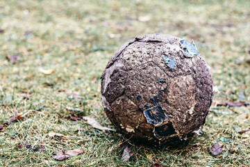 Stara podarta piłka do piłki nożnej. - obrazy, fototapety, plakaty