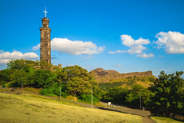 Obraz premium nelson monument at calton hill and arthur seat in edinburgh, scotland, uk