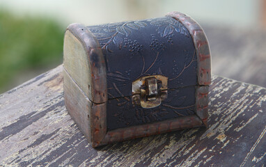 Treasure chests containing buried treasure are part of the popular beliefs surrounding pirates and Old West outlaws.