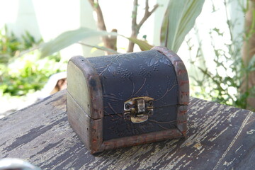 Treasure chests containing buried treasure are part of the popular beliefs surrounding pirates and Old West outlaws.