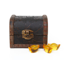 Treasure chests containing buried treasure are part of the popular beliefs surrounding pirates and Old West outlaws.