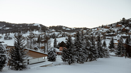 Village de montagne enneigé