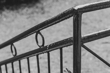 Stara pomalowana farbą olejną barierka. © Miosz