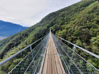 Fototapeta na wymiar Ponte Tibetano Carasc in Tessin, Schweiz