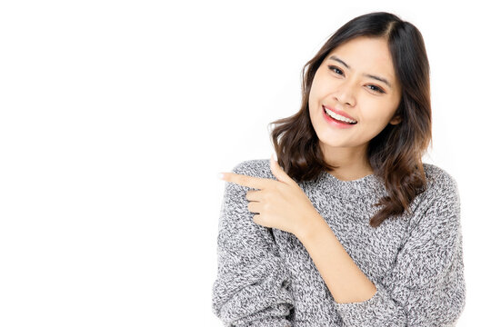 Portraits of young Asian women. Pointing to the side With a smiling face happily, a beautiful woman with a sense of self-confidence, looks good, happy on a white background.