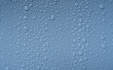 Wassertropfen auf Blau