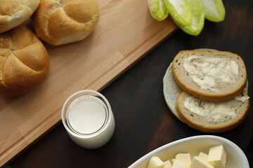 Śniadanie chleb z masłem i jogurt