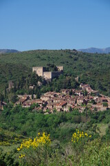 Fototapeta na wymiar ancien village médiéval et château de Castelnou dans les Pyrénées catalanes de Sud de France