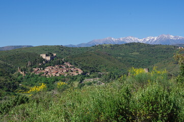 ancien village m&eacute;di&eacute;val et ch&acirc;teau de Castelnou dans les Pyr&eacute;n&eacute;es catalanes de Sud de France
