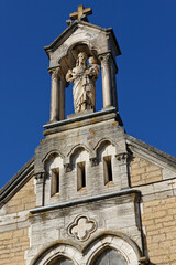 Fototapeta na wymiar The Notre-Dame aux Raisins chapel keep a benevolent eye on harvests, in Mont-Brouilly
