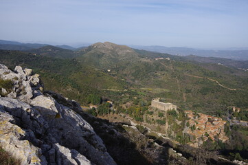 Fototapeta na wymiar ancien village médiéval et château de Castelnou dans les Pyrénées catalanes de Sud de France