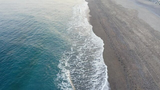 Onde del mare sulla spiaggia