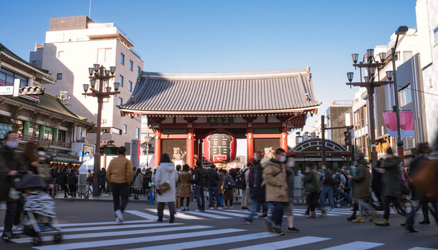 Kaminarimon Gate and tourists at Sensoji Temple in Asakusa, Tokyo　浅草寺の雷門と観光客