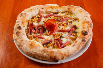 Pizza napoletana con mozzarella, speck, noci e miele