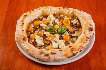 Pizza napoletana con tagliata di carne, scaglie di formaggio e pomodorini gialli 