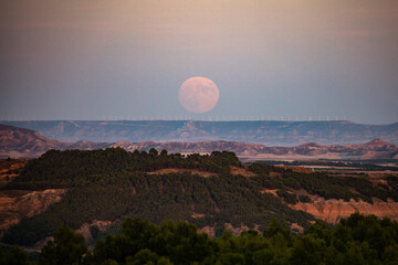 Luna sobre una colina