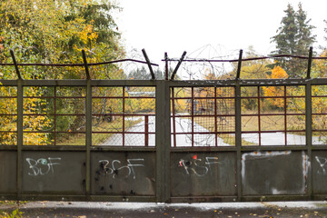 Zaun mit Stacheldraht