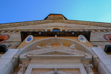 Obraz premium Italy, Reggio Emilia: facade of Cathedral, Cattedrale di Santa Maria Assunta close-up across bue sky