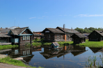 Fototapeta na wymiar old rusian village with wooden houses on the lake