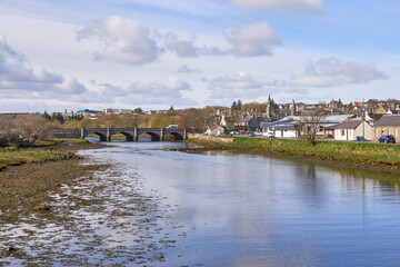 Fototapeta premium Thurso river looking upstream towards Thurso Bridge, A9 St George`s Street NCN route 1 .Thurso River in Thurso, Caithness Highland Scotland. The A9 St George`s street crossing on the Thurso Bridge