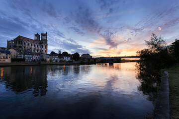 Obraz premium Collégiale de Mantes La Jolie et la Seine